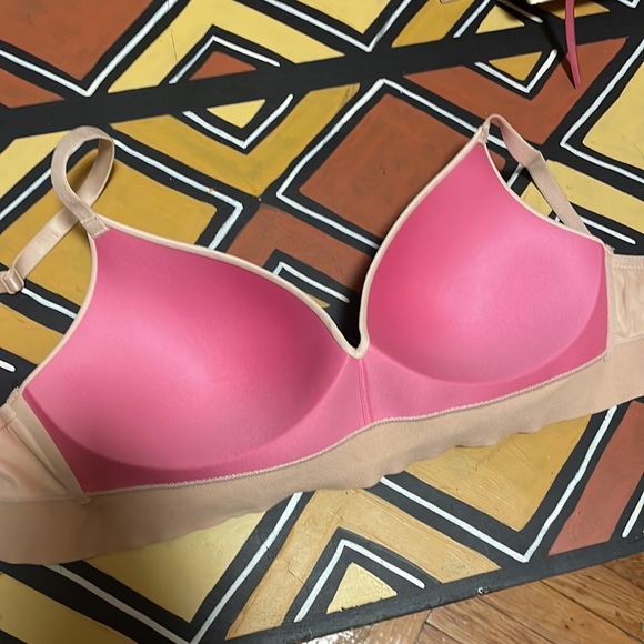 Nwo VS pink wireless beige bra - Picture 2 of 4